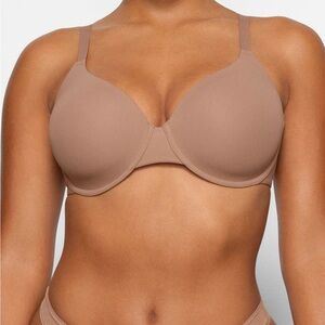 NWT FITS EVERYBODY T-SHIRT DEMI BRA